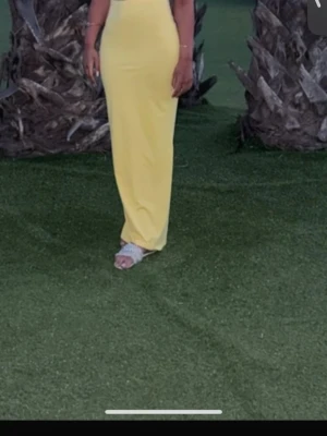 Ljusgul två delad sett - Två delad sett med guldsmycke vid halsen