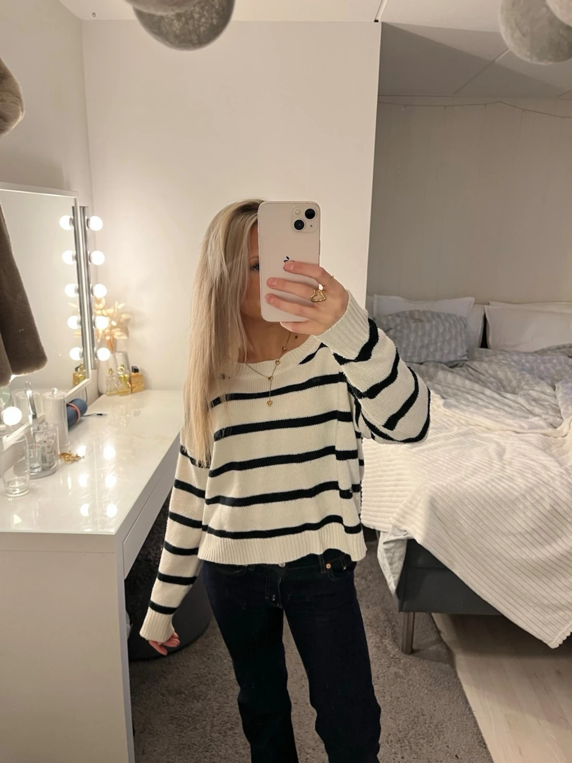 Randig stickad tröja i vitt och svart