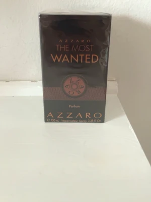 Azzaro The Most Wanted Parfum - Azzaro The Most Wanted Parfum i 100 ml sprayflaska. En stilren och modern doft för dig som vill sticka ut och göra intryck. Perfekt storlek för att alltid ha med sig.