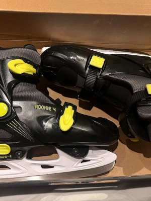 Justerbara skridskor Rookie 4, strl 30–36 - Säljer ett par justerbara barnskridskor av märket Rookie 4 i storlek 30–33. Skridskorna är stabila och bekväma med bra stöd runt fot och fotled, vilket gör dem perfekta för nybörjare och barn som växer. De har smidiga spännen som är enkla att ta av och på. Ny 400kr