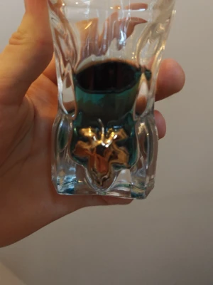 Jean Paul Gaultier Le Beau - Le Beau från Jean Paul Gaultier har en unik och cool flaska med gulddetaljer. Perfekt för dig som vill sticka ut och addera en touch av attityd till din stil. En ikonisk doft för dig som gillar trendiga accessoarer.