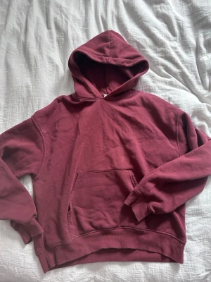 Röd hoodie från Gina Tricot.  - Vinröd hoodie, nopprig på insidan men annars funkar den bra 
