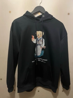 Ralph Lauren hoodie - Säljer min nya Ralph Lauren hoodie, tyvärr så var den för stor på mig därför smällen jag den.