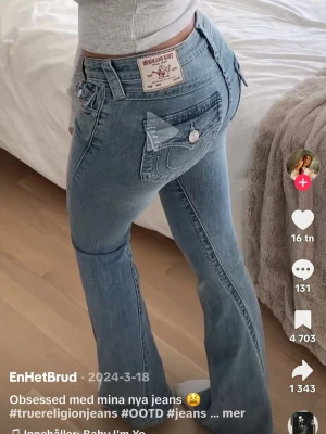 Ljusblå low rise flare jeans true religon - Säljer ett par ljusblå jeans med låg midja och flare-ben. Jeansen har klassisk femficksdesign och är tillverkade i mjukt denimtyg. Inga defekter eller sådant, knappt använda 