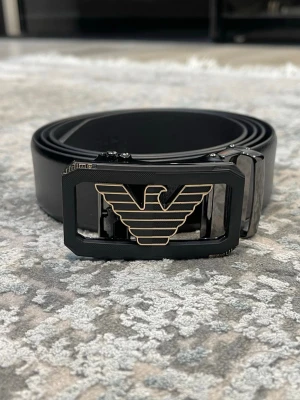 Läderbälte med automatiskt spänne – justerbar längd  - 📏 Storlekar: 130 cm & 135 cm Kan enkelt klippas i änden för perfekt passform.  🧵 Design: • Texturerat läder för en klassisk look • Slät läderfinish för en stilren, minimalistisk känsla (Bilder kan skickas vid intresse)  🔒 Automatiskt spänne: Smidigt klicksystem på insidan som sitter stadigt och enkelt justeras. Ger ett elegant och minimalistiskt uttryck.  🎨 Välj din logga: Flera loggor finns – välj din favorit. kolla min profil för alla alternativ 😊  📦 Snabb leverans 💬 Frågor? Hör av dig!