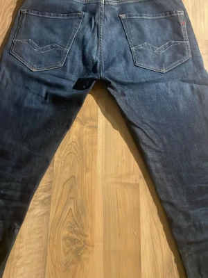 Replay mörkblå jeans  - Hej! Jag säljer ett par Replay Rocco Jeans i storleken 29/30. Sparsamt använda. Köpta  nya för 975 på boozt. ( Inte booztlet ) Passformen är Slim men inte skinny. Skriv till mig i DM om ni har några frågor eller önskar fler bilder! Priset är inte hugget i sten!