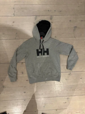 Helly Hansen hoodie grå - S - Helly Hansen hoodie i grå storlek S och passar de flesta stiler