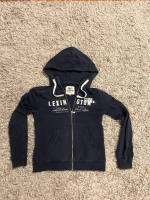 Lexington zip hoodie - Säljer en cool unik zip hoodie | Storlek S | Bra passform | inga defekter | Skriv gärna vid funderingar | 🙌🙌🙌