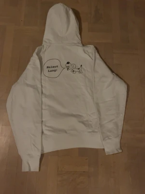 Snygg bit Helmut Lang hoodie  - Säljer en riktigt fet Helmut lang hoodie som kostar 3000kr ny alltså till ett riktigt bra pris  men kan även diskutera lite om priset