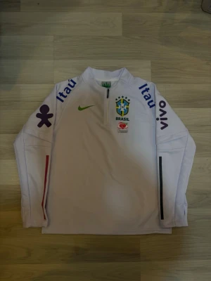 NlKE X BRAZIL tröja - Hej, denna är helt o använd och i nytt skick. Jag fraktar samma dag och om ni har frågor är det bara att fråga👌🏽