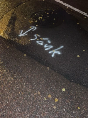 Ljusbeige dunväst med fuskpälsdetaljer - Snygg ljusbeige dunväst med huva och vita fuskpälsdetaljer längs kanterna. Västen har en quiltad look och stängs med dragkedja framtill. Perfekt för lager-på-lager och ger en cool vibe till din outfit. Den är helt förstörd