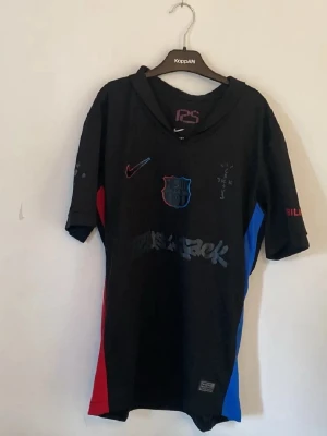 Travis Scott x Barcelona - En Travis Scott Barca tröja som jag har använt få gånger. Skriv om ni är intresserad!!