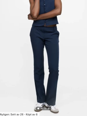 Mörkblå kostymbyxor bootcut bik bok  - Snygga mörkblå kostymbyxor med bootcut-snitt och normal passform. Byxorna har klassisk midja och är perfekta till fester skola å en venlig vardag 