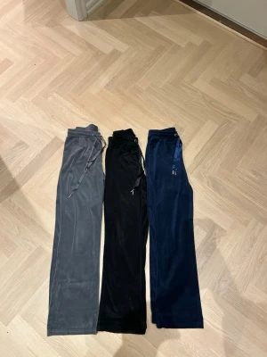 Mjukisbyxor i sammet från Gina Tricot - Säljer dessa tre mjukisbyxor, rekommenderar stark att köpa för de har slutat sälja dessa ifrån Gina och de är super sköna. Jag säljer dessa pågrund av att de är för korta. Skriv gärna om ni vill ha bilder på så fixar jag de💕 gråa-st S🩶 blå&svart-xs🖤💙Pris kan diskuteras