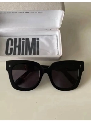 Chimi glasögon 08 -  svarta solglasögon från Chimi i modell 08