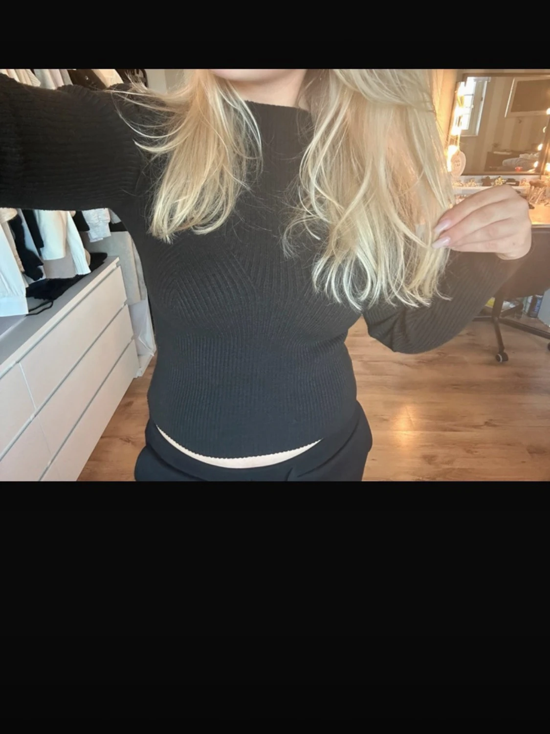 Svart ribbad stickad tröja