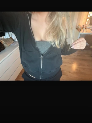 Tjocktröja - Fin tjocktröja. Tyvärr har dragkedjan fastnat men funkar som vanligt ändå