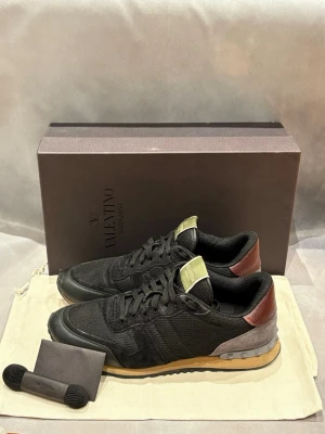 Valentino Rockrunner  - Valentino Rockrunners | Skick - 8/10 - mycket bra | Storlek - 42 | Äkta | Box, 2 dustbags, extra snören och kort ingår | Hör av er vid frågor eller funderingar 🙌