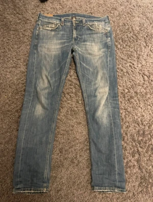 Dondup - Ett par Dondup jeans med ett litet hål i dem. 