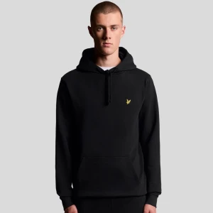 Mörkblå hoodie från Lyle & Scott  - Mörkblå hoodie från Lyle & Scott i klassisk design, med mjukt material och bekväm passform. Perfekt för vardag och avslappnat bruk.