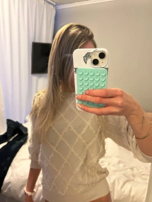 Beige stickad tröja från Freequent - Säljer en beige stickad tröja från Freequent i storlek XS. Tröjan har ett snyggt rutmönster med fluffiga detaljer, rund halsringning och ribbade muddar vid ärmslut och nederkant. Helt ny och oanvänd ❣️