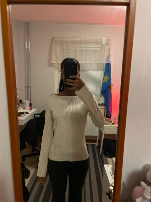 Vit långärmad topp - Säljer en vit långärmad topp från Gina Tricot med vågigt, ribbat mönster. Toppen har en rundad halsringning och är figurnära i modellen. 