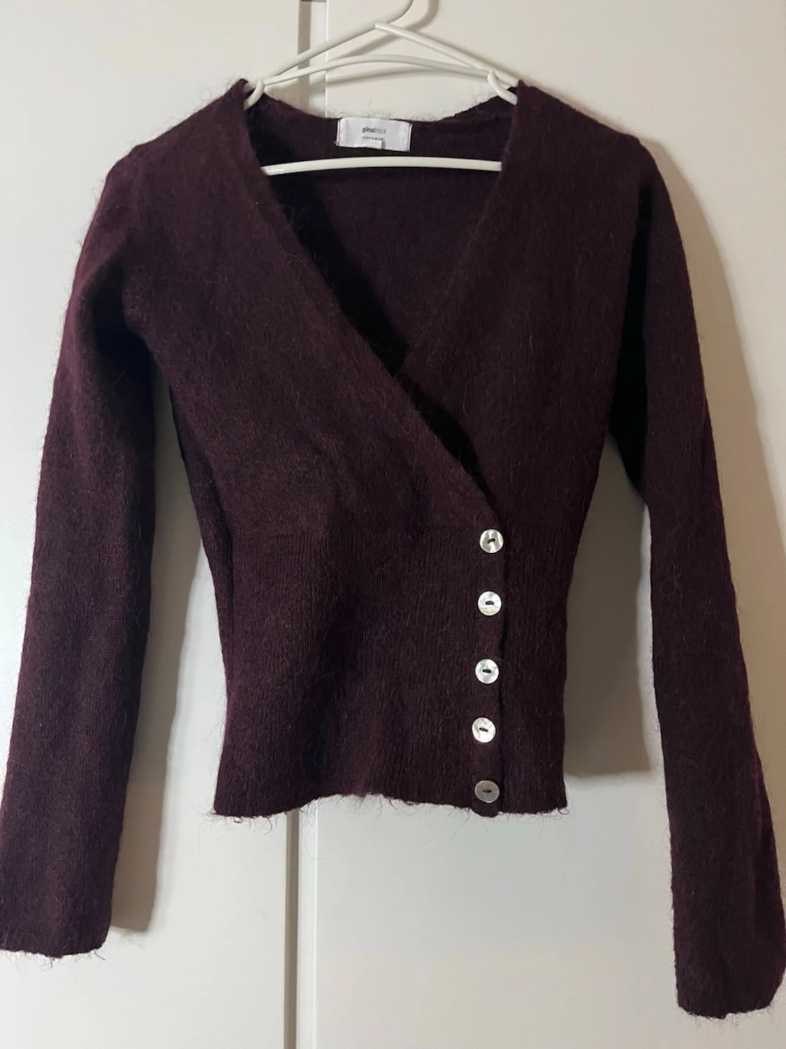 Vinröd omlottkofta från Gina Tricot - 1