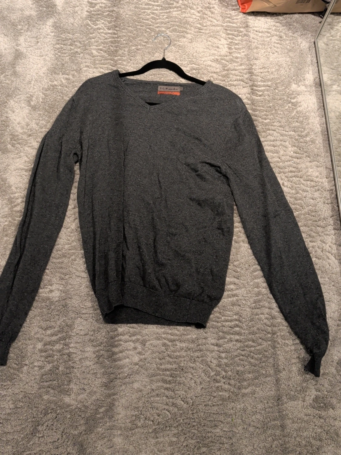 Mörkgrå v-ringad tröja DCW