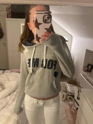 Hoodie med strass och prickar  - Superfin hoodie med strass och prickar 💗 Storlek S, kommer tyvärr inte till användning av mig, bara få stenar som ramlat av 
