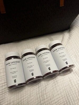 Hair luxious vitaminer  - Vitaminer för henne med smak av fläder och jordgubbar. 60st gummies kosttillskott. Innehåller en blandning av vitaminer och mineraler däribland en hög dos biotop som bidrar till att bibehålla normalt hår. Dosering: 2 gummies per dag. Köpta för 399kr st men har tyvärr blivit sjuk så dom har ingen nytta. Nypris för alla 4 burkar – 240st gummies. 1596kr Utgår 01/2027  Kan gå ner i pris vid snabb affär.