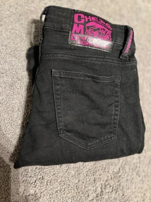 Svarta bootcut jeans från Cheap Monday - Säljer ett par svarta jeans från Cheap Monday med bootcut passform. Super fina men kommer tyvärr inte till användning ❤️hör av dig vid intresse 