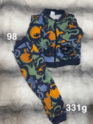 Polarn o pyret set - Luva saknas. Fint använt skick. Storlek 98 