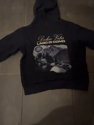 Notre succés hoodie blå - Säljer en riktig fet hoodie från norre succés med ett riktig schysst tryck på ryggen.