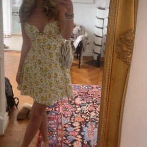 Blommig Zara klänning - Supersöt kort klänning med blommigt mönster i gult från Zara. Slutsåld. Endast använd en gång! Storlek s
