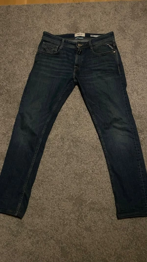 Mörkblå Replay Rocco  - Säljer ett par mörkblå Replay Rocco jeans med bra passform. siter lite mer baggy än slim men inte för baggy. nypris 1500kr