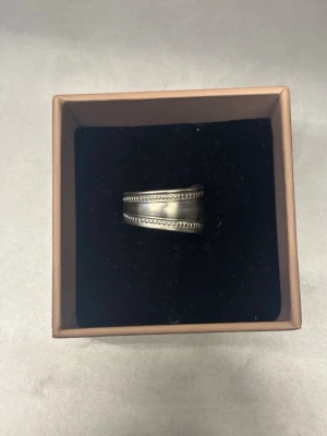 Ring i rostfritt stål - Handgjord ring i rostfritt stål, skapad av återvunna gamla bestick. Varje ring är unik med sin egen karaktär. Hållbar, slitstark och missfärgas inte.🩶