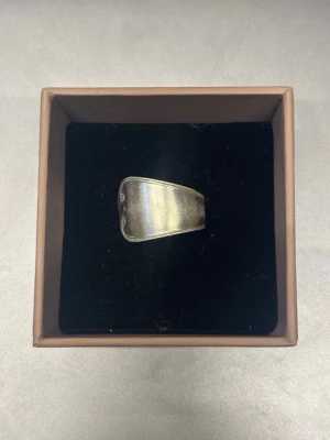 Silverring  - Handgjord ring i silver, skapad av återvunna gamla bestick. Varje ring är unik med sin egen form och karaktär. Tidlös, slitstark och perfekt som en personlig detalj till vardags.🩶