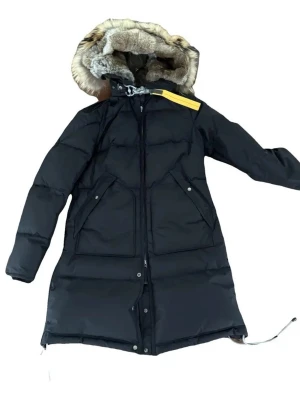 Parajumper longbear SVART - Är i bra skick dock har nedersta blixtlåset lossnat därav priset. Går att fixa billigt. Storlek S