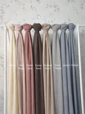 Chiffong Hijab  - Chiffong Hijab i ett väldigt fint material och finns i olika nyanser . Pris: 80kr                          حجاب شيفون مصنوع من خامة فاخرة للغاية ومتوفر بألوان مختلفة. السعر: 80 كرونة .