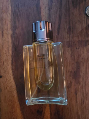 Hunted For Men parfym - Stilren parfym för män med unik flaska och cool design. Perfekt för dig som vill sticka ut och addera edge till din stil. Volym och ingredienser syns ej på bilderna.