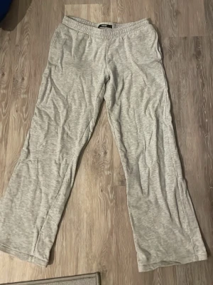 Gråa mjukis byxor  - Ett par gråa mjukis byxor från Bik Bok i storlek M, men de krympte i tvätten så skulle säga att dom är en XS/S och skulle passa en kortare person. Jag är 170 och dom är för korta 
