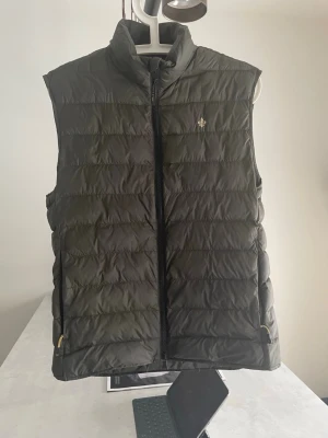 Väst från Morris,small - Säljer nu min morris väst som jag haft i drygt en vecka, utan några som helst defekter. Nypris 2400kr! 