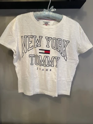Tommy Hilfiger T-shirt  - Vit Tommy Hilfiger T-shirt med tryck i stl.XS