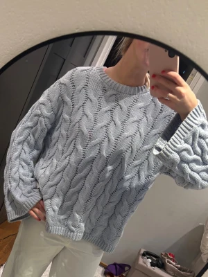 Stickad tröja  - Kabelstickad tröja