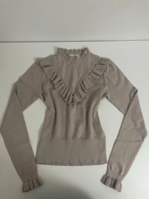 Stickad åtsittande topp - Helt ny stickad åtsittande topp med volanger. Ny utan prislapp. Från Lindex, Holly&White, strl S. 💗💗