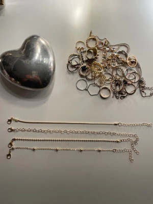 Smycken 🤍 - Jag säljer olika smycken, skriv till mig så kan vi diskutera priset🤍