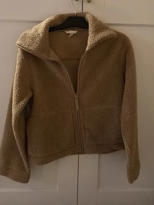 Beige teddyjacka med dragkedja - Fin teddyjacka från HM 💞