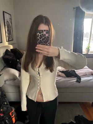 Beige kofta med knappar och v-ringning - Säljer en beige kofta med v-ringning och dekorativa knappar framtill❤️