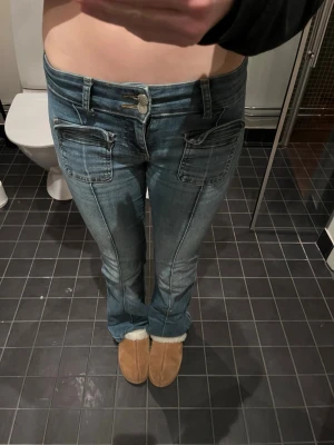 snygga jeans med fickor på framsidan från nelly! - säljer dessa blå snygga jeans i stretchigt jeansmatrial, de är supersköna och väldigt snygga att ha till vardags. välanvda och har sår ett litet hål vid fickan men inget man tänker alls mycket på!❤️