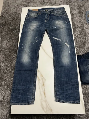 Dondup George jeans - Säljer nu ett par riktigt feta Dondup George jeans. Storleken står inte så här är mått: midjan är 44,8 cm och längden är 106,4 cm. Om du har några funderingar så är det bara att fråga på!🙌✅